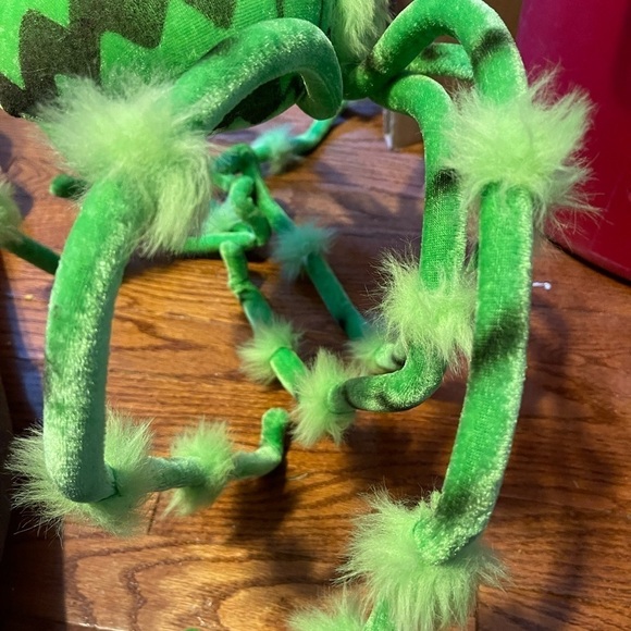 Large Green And Black Spider With Adjustable Legs For Halloween - Picture 12 of 13